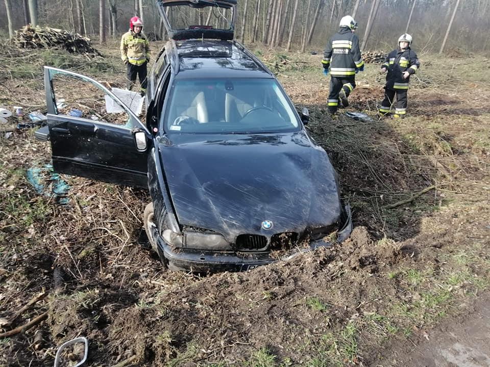 Dachowanie osobówki. Kierowca na podwójnym gazie