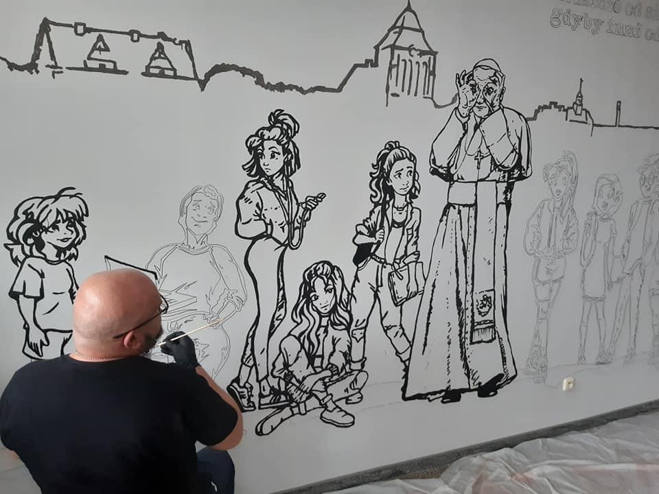 Efektowny mural we wrzesińskiej szkole. Jan Paweł II w roli głównej