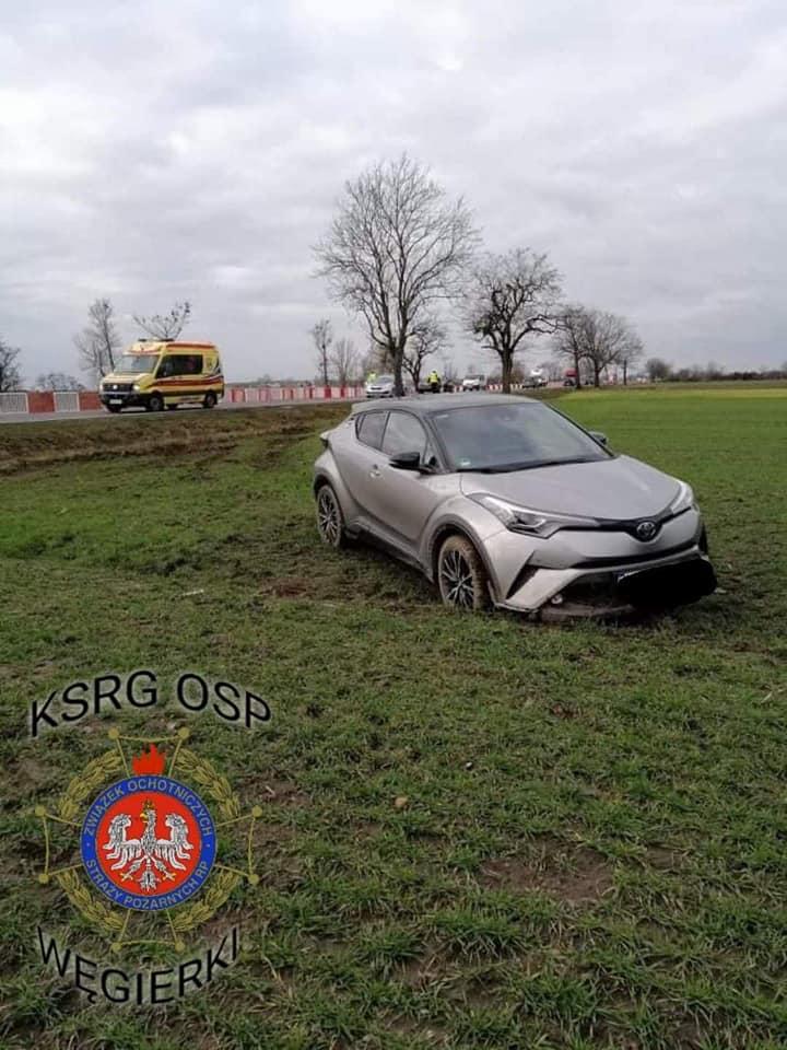 Osobówka wjechała w pole. Kierowca trafił do szpitala