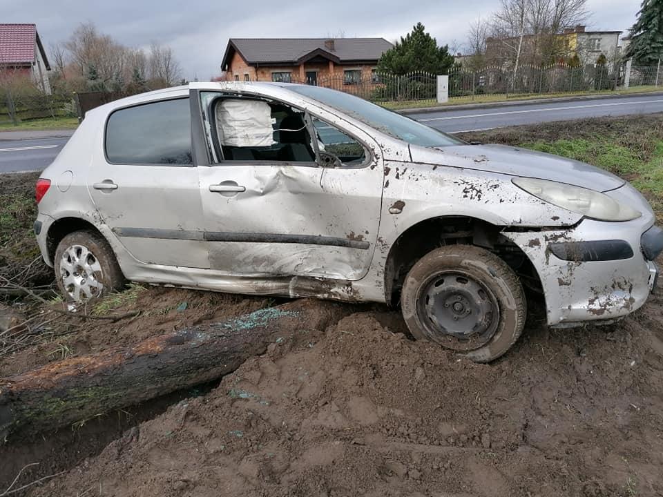 Peugeot dachował w Bierzglinku