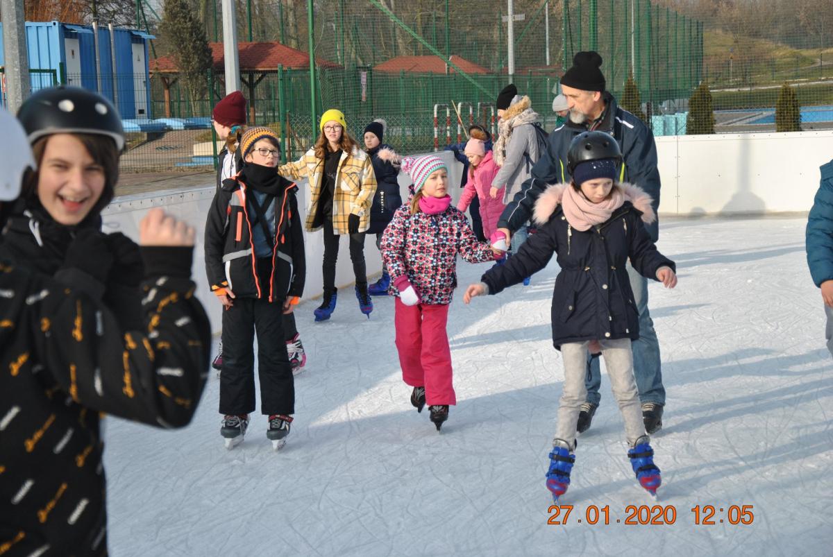 Ferie 2020: Tłumy na wrzesińskim lodowisku (GALERIA)