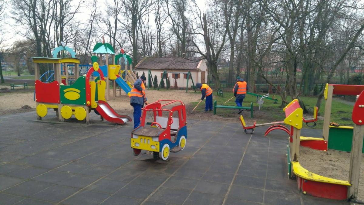 Skazani porządkują wrzesińskie place zabaw