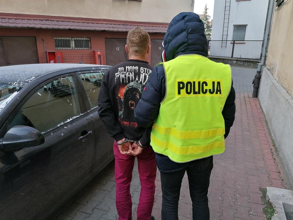Rozbój, pobicie i areszt. Dwóch mężczyzn w rękach policji