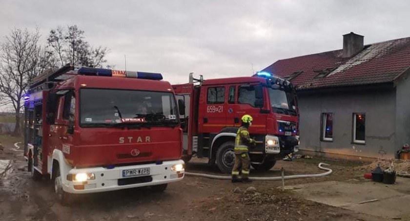 Siedem zastępów straży pożarnej gasiło pożar w Pałczynie (ZDJĘCIA) 