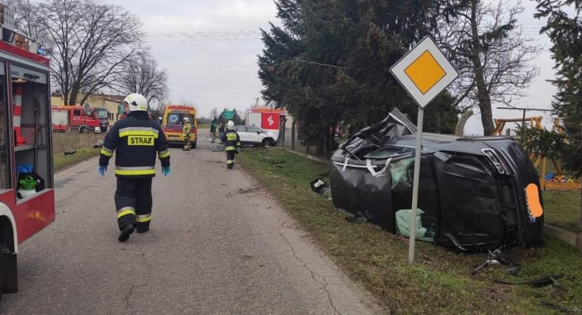Wypadek osobówek w Sobiesierni. Lądował śmigłowiec LPR (zdjęcia) 