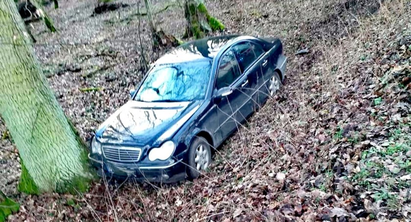 AKTUALIZACJA: Mercedes wypadł z drogi w Sarnicach. Mandat dla 21-latki 