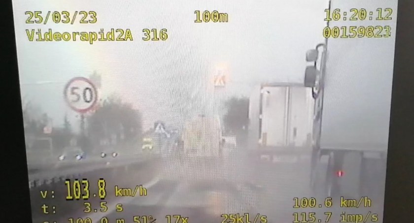 Wyprzedzał na pasach. Przekroczył prędkość o ponad 53km/h! Mandatu nie przyjął (Film) 