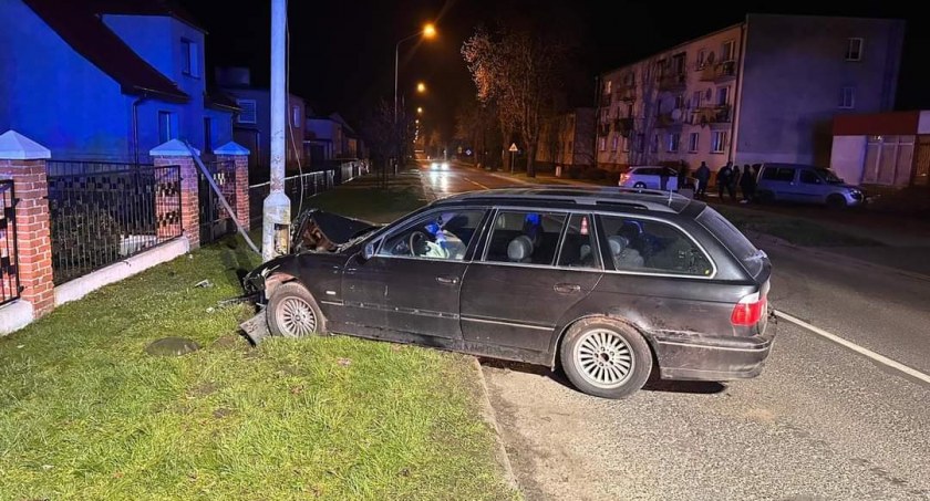 Nocny wypadek osobówki. BMW zatrzymało się na latarni (zdjęcia) 