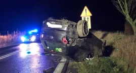 Dachowanie osobówki na drodze krajowej 15. Młoda pasażerka trafiła do szpitala 