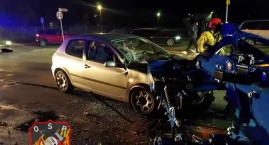Wypadek na ul. Opieszyn. Osobówka uderzyła w maszynę rolniczą