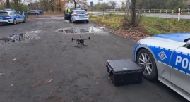 Mandaty za przejazd na czerwonym i rozmowy przez telefon. Policyjny dron w akcji 