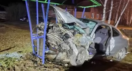 O krok od tragedii! Pijany 27-latek wjechał w przystanek i osobówkę 