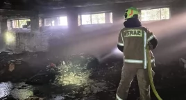 Akcja służb we Wrześni. Pożar pustostanu przy ul. Przemysłowej (zdjęcia) 