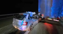 Groźny wpadek osobówki i ciężarówki na A2. Jedna osoba w szpitalu (zdjęcia) 