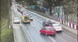 Chciał być sprytny. Jego manewr na wiadukcie w oku kamery (wideo) 