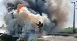 Pożar busa w Obłaczkowie! Droga zablokowana (zdjęcia) 
