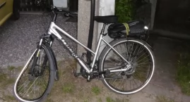 Czołowe zderzenie hulajnogi i rowerzystki. Kobieta w szpitalu
