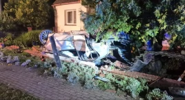 Osobówka uderzyła w budynek i dachowała. Lądował śmigłowiec LPR! 