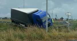 Uwaga kierowcy! TIR wypadł z drogi krajowej koło Watisu! (zdjęcia) 