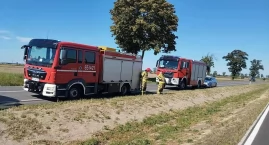Akcja służb na krajowej 15. Dachowanie osobówki (zdjęcia) 
