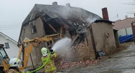 Pożar budynku w Pyzdrach! Duża akcja straży pożarnej (zdjęcia)
