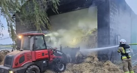 Duży pożar budynku we Wszemborzu. Akcja strażaków (galeria)
