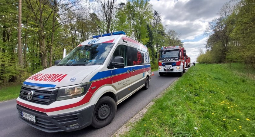 Policjant na urlopie pomógł ofiarom wypadku w Młynarach na DW 190