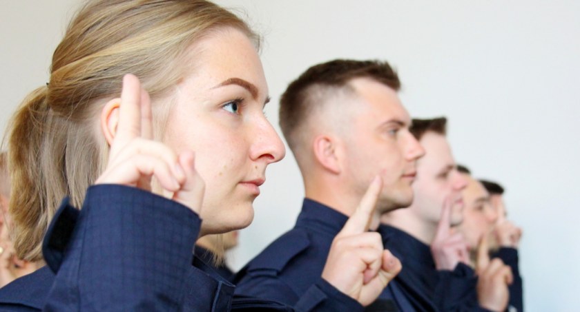 Po raz pierwszy założyli policyjny mundur. Nowi policjanci w pilskim garnizonie