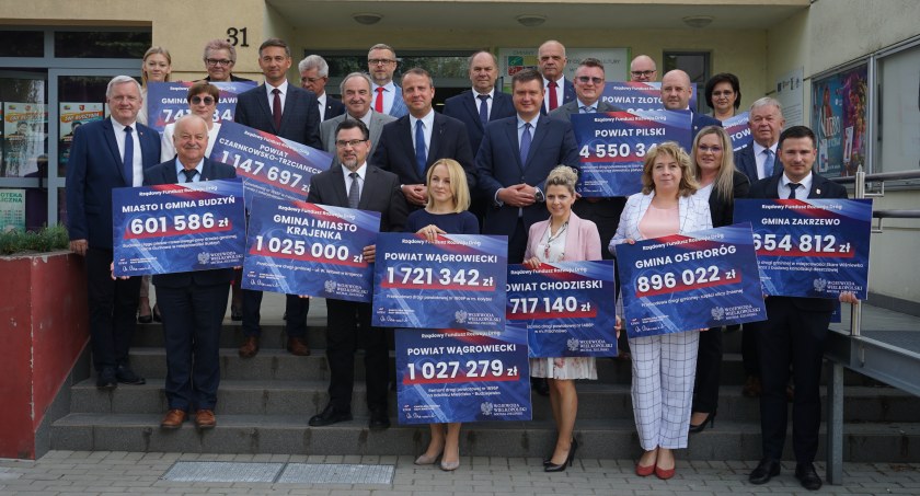 Czeki z Rządowego Funduszu Rozwoju Dróg rozdane. Największy dla powiatu pilskiego