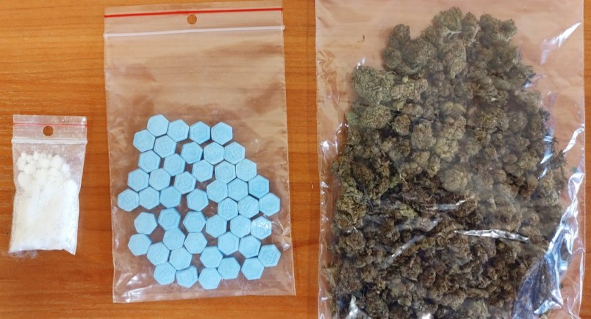 Zatrzymany z narkotykami. 36-latek miał w plecaku marihuanę, amfetaminę i ecstasy