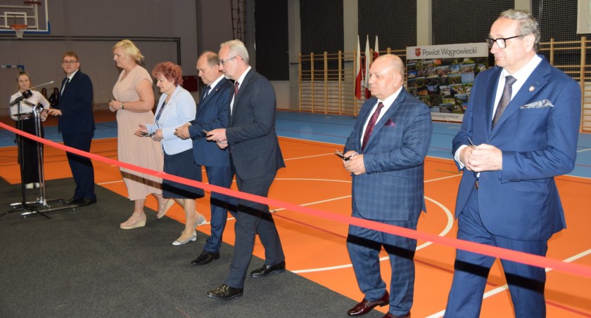 Przecięcie wstęgi warte 12,5 milionów. Nowa hala przy ZS nr w 1 w Wągrowcu otwarta