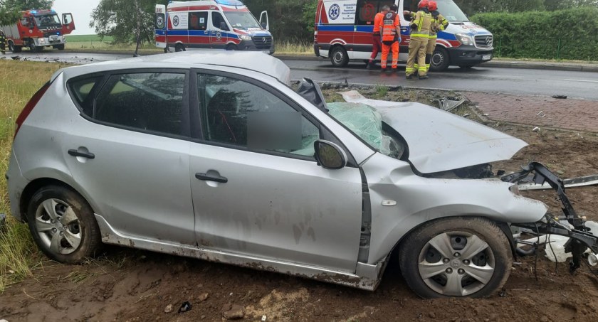 Wypadek na DW163. Nie żyje 44-letni mężczyzna, dwoje dzieci trafiło do szpitala