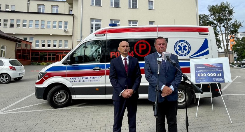 Nowa karetka dla szpitala w Trzciance