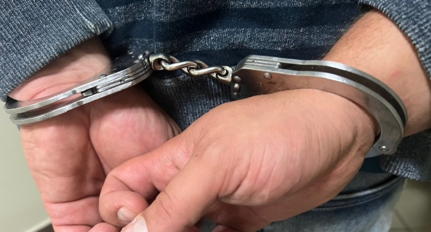 Ukrywali się, ale i tak wpadli. Kolejni poszukiwani zostali zatrzymani przez policjantów