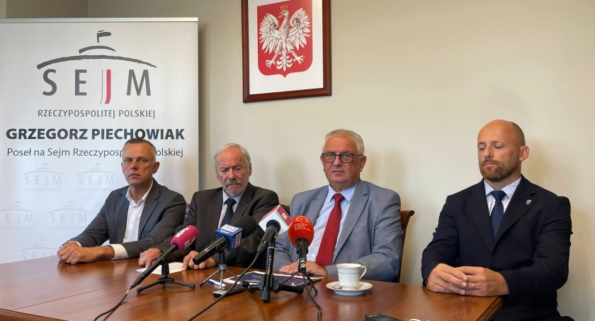 „Rozświetlamy Polskę”. Miliard złotych dla samorządów na wymianę oświetlenia ulicznego