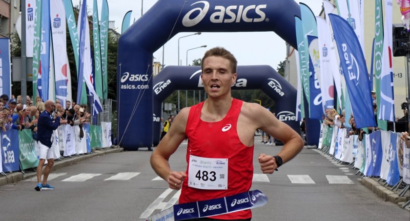 32. Półmaraton Signify Piła. Najszybszy na mecie Polak Kamil Karbowiak [ZDJĘCIA]