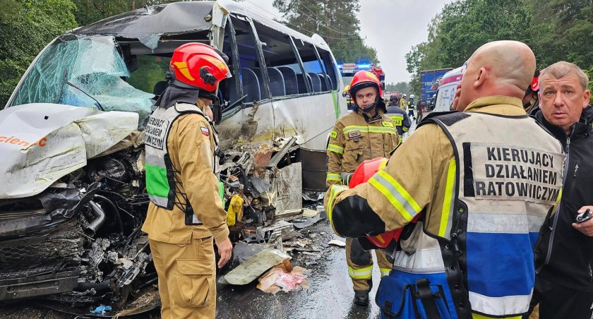 Bus z dziećmi zderzył się z ciężarówką. Ranni w szpitalu w Pile
