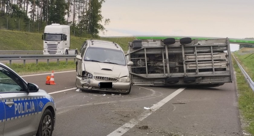 Przeładowana laweta przewróciła się na drogę. Groźne zdarzenie na S10