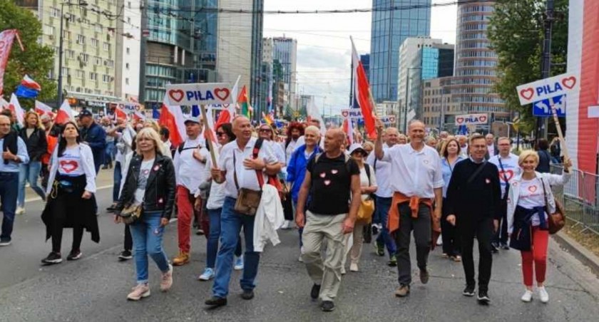 Tusk w Warszawie: My, Naród. W Marszu Miliona Serc również pilanie
