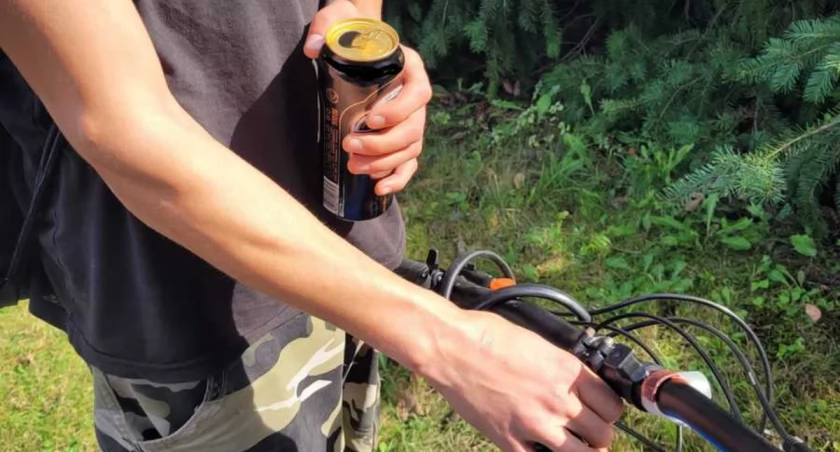 Pił piwo podczas jazdy rowerem. Wysoki mandat dla rowerzysty