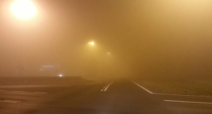 IMGW ostrzega przed gęstą mgłą. Na drogach może być niebezpiecznie