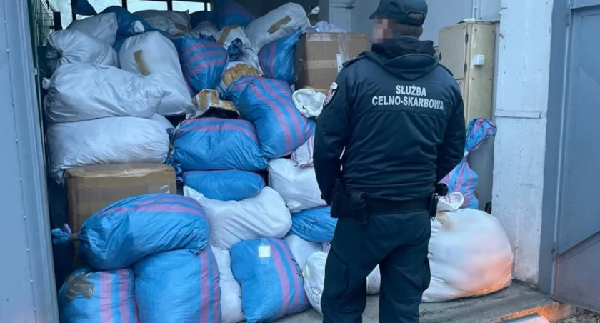 Akcja KAS w Pile i Trzciance. Zatrzymano 18 osób z międzynarodowej grupy handlującej podróbkami