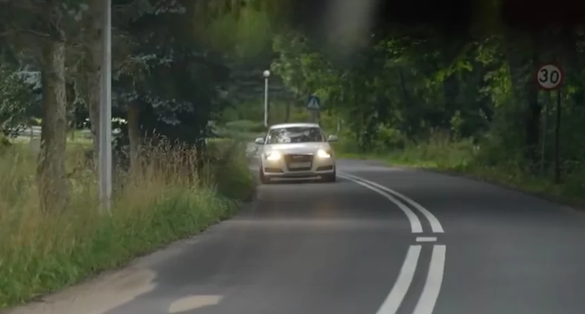 Policjanci przestrzegają przed „mruganiem” światłami. „Nigdy nie wiesz kogo ostrzegasz” [VIDEO]