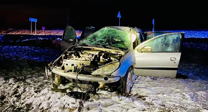 Dachowanie w Dolaszewie. Dwie osoby trafiły do szpitala [ZDJĘCIA]