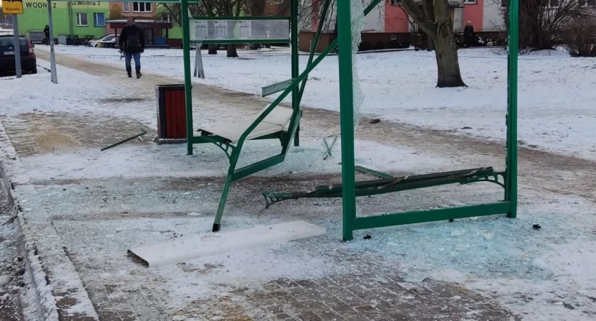 Kompletnie pijany kierowca wjechał w przystanek w centrum Piły. Policja szuka świadków [ZDJĘCIA]