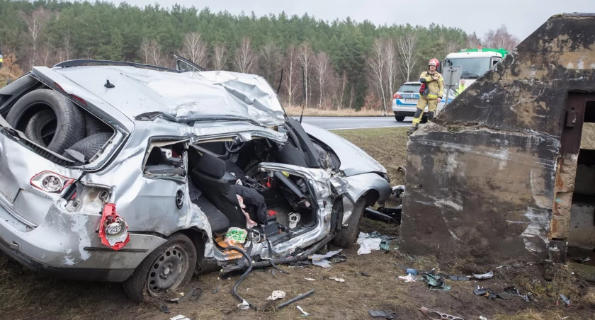 Roztrzaskali się o bunkier na trasie Piła-Skórka. Zmarli w szpitalu 