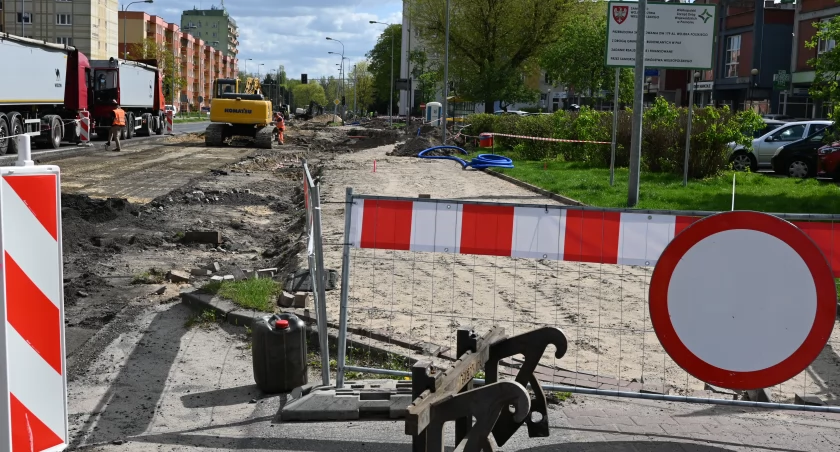 Trwa remont Wojska Polskiego. Drogowcy zrywają starą nawierzchnię [ZDJĘCIA]
