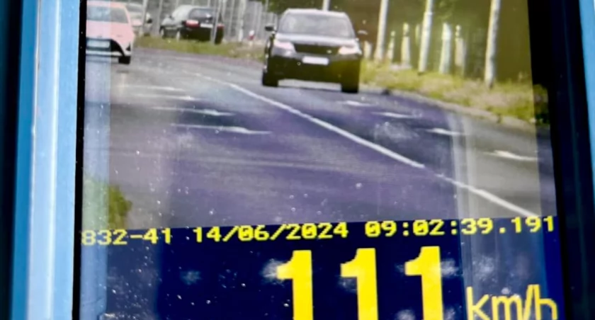 Przez miasto gnał z prędkością 111 km/h. 18-letni kierowca stracił prawo jazdy i zapłaci wysoki mandat