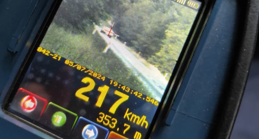 Na liczniku miał 217 km/h. Policjanci zatrzymali kolejnego pirata drogowego