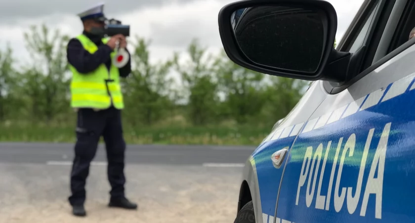 Chciał uniknąć mandatu, może trafić za kratki. 68-letni kierowca próbował przekupić policjantów